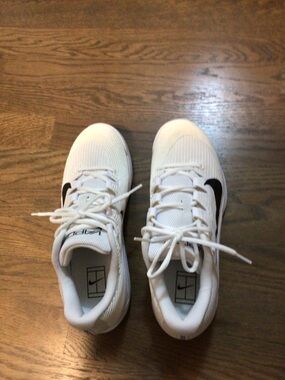 Nike women’s Vapor 12 court shoe